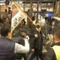 Ćacad napala Šarovića i ekipu KTV u Beogradu, letele flaše i topovski udari, policija se pravila mrtva (VIDEO)
