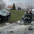 Karambol kod Banje Koviljače: 5 povređenih u sudaru 3 automobila, delovi svud unaokolo, od siline udara motor izleteo iz haube…