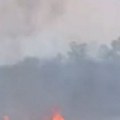 (Video) Vozači, oprez! Veliki požar na Moravskom koridoru: Zbog gustog dima smanjena vidljivost na putu Pojate-Kruševac