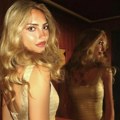 Ovakvu Atinu Tošić retko viđamo! U glamuroznoj zlatnoj haljini pokazala vitku liniju, a svi su primetili jedan važan detalj…