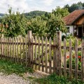 Ograda iz šezdesetih ponovo vlada dvorištima: Praktična je, dugotrajna i čuva privatnost