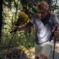 "Izvinite, možda sam prekršio zakon" Andrej Babiš brao cveće na zaštićenom području, pa ponudio da plati ako je potrebno