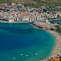 Na jednoj plaži u Hrvatskoj pojavio se mrtvački sanduk: Prizor preplašio kupače, a onda je stiglo bizarno objašnjenje