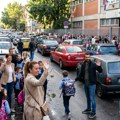 Kolaps ispred škola, kola prave haos: zbog ovog pravila roditelji moraju po decu, inače sledi krivična prijava