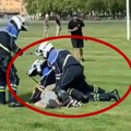Овако је ухапшен монструм који је избо децу у Француској: 2 полицајца га једва држе, а трећи покушава да му стави лисице…