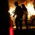 Francuski vatrogasac poginuo dok je gasio zapaljene automobile severno od Pariza