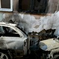 Drama ranim jutrom u pazaru: Dva automobila nestala u plamenu, požar se proširio i na stambenu zgradu (foto)