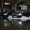 U Beogradu se drumski saobraćaj pretvorio u rečni: Obilni pljuskovi napravili poplavu u prestonici (VIDEO)