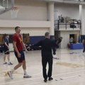 Jokić dobio lekciju na treningu denvera Pomeri se, ovako se igra odbrana evo kako je košarkaš reagovao (video)