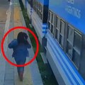 Za dlaku izbegnuta tragedija: Žena pojurila da uđe u voz u pokretu pa se srušila pored šina, sekunde je delile od smrti
