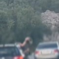 Opasna vožnja: Osvanuo jeziv snimak na društvenim mrežama, devojka za vreme vožnje sedi na prozoru automobila (video)
