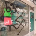 Grafiti sa fašističkim simbolima na kancelariji Zeleno-levog fronta u Nišu