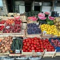 Jabuke i uvozno povrće skuplji nego lane Cena organik jagoda i do 700 dinara! Sve vrvi od naroda na čačanskoj pijaci, a evo…