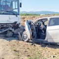 Troje povređeno u stravičnom sudaru autobusa i automobila kod Leskovca