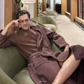 Miloš Biković u bademantilu oborio žene s nogu: Pokazao tetovaže, pa izvajanim telom obradovao pripadnice lepšeg pola…