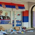 FOTO, VIDEO: Novosađani blokiraju Bulevar oslobođenja, smeće ostavili ispred SNS