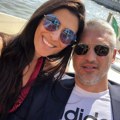 Prelepa fotografija sa letovanja: Čeda ljubi suprugu Jelenu