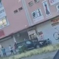 Ludilo u Novom Beogradu: Terenac uleteo na trotoar, udario dve žene, jednu digao na krov, pa se zabio u zgradu
