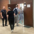 (Foto): Nastavlja se suđenje ginekologu iz Sremske Mitrovice optuženom za akušersko nasilje: Stigao na ročiste u pratnji…