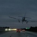 Snimak koji ledi krv u žilama: Avion sleće na automobil na auto-putu