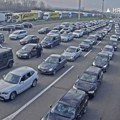 Kolaps na granici sa Hrvatskom: Kolona automobila na Bajakovu duga osam kilometara, vreme čekanja oko osam časova