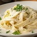 VIDEO: Omiljena italijanska pasta od samo nekoliko sastojaka - Fettuccine Alfredo