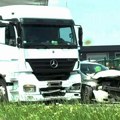 Застрашујуће слике у Новом Саду: Силовит судар камиона и аутомобила, возила деформисана