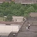 (Video) Dečak (14) propao kroz krov zgrade! Pao sa visine od 4 metra, hitno prebačen na Institut za majku i dete: Drama na…