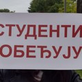 Nastavnik u penziji zakačio transparent „Studenti pobeđuju“ na vrh planine Mučanj