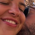 Sin pevača razmenjuje strasti sa ženom Mokri i preplanuli, a njene pozamašne grudi u prvom planu: "Moja porodica" (foto)