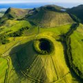 Usred zelenila otvorilo se "oko Zemlje": Fotografije iz vazduha ostavljaju bez reči