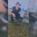 (Foto, video) Poskok u dvorištu škole Milorad ščepao zmiju i odneo je u kanjon, hrabra akcija u Maloj Crnoj Gori