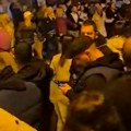Slavlje i u Borči: Građani u dvorištu škole razvili srpske trobojke i poveli veliko kolo