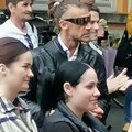 Pogledajte šta rade aktivisti opozicije Ljudi ga gledali dok je to radio bez blama u centru Pančeva! (VIDEO)