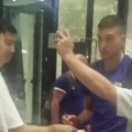 "Orlovi" stigli u Kinu: Navijači "opkolili" kapitena Srbije (video)