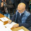 Vučević potpisao listu SNS: Lider naprednjaka poručio u Zemunu - "Na izborima će biti odlučeno kuda i kako će Srbija…