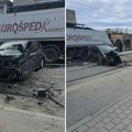 Срча и делови шофершајбне свуда по путу: Прве фотографије несреће у Стопањи, две особе повређене ФОТО