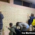 Aktivisti u Novom Sadu prekrečili preteći grafit Dinku Gruhonjiću