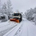 Tokom noći obilne snežne padavine u čačanskom kraju, svi putevi prohodni