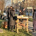 FOTO: Sugrađani dočekuju učesnike protestne šetnje, peku palačinke i postavljaju švedski sto