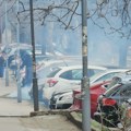 Gust dim se širi novim Beogradom: Stanari iznose kofe vode da se vatra ne proširi na automobile, stigli i vatrogasci (foto…