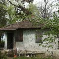 Ovo je vikendica bate živojinovića u koraćici: Glumac je ovde proveo poslednje dane, a danas svaki kutak kuće podseća na…
