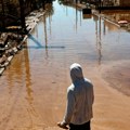 Stravična oluja kod komšija, scene neverovatne: Gacaju kroz vodu do kolena, odloženi letovi, stabla počupana!