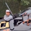 VIDEO Nejmar kupio Betmobil: Može da lansira dimne bombe, ima mitraljeze i imitaciju mlaznog motora