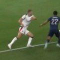 "Biser" Arsenala "provozao" Pavlovića: Snimak Srbina i Engleza postao viralan posle spektakla u Singapuru