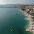 Fekalne vode teku ulicama, a niču luksuzne vile: Meštani i turisti na hrvatskom ostrvu žale se na nesnosan smrad