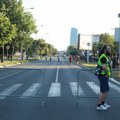Vučić pomilovao devojku koja je automobilom udarila studentkinju na protestu