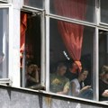 Protest roditelja ispred škole na Zvezdari zbog problema sa vršnjačkim nasiljem