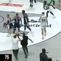 VIDEO Opšti haos posle poteza nesuđenog pojačanja „večitih“: Bacio loptu na tribine, navijači uleteli na teren i hteli da se…
