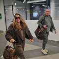 (Paparaco) Hoda sa kapuljačom na glavi, a lice skroz bez šminke Uhvatili smo pevačicu na aerodromu posle tezge, sama vuče…
